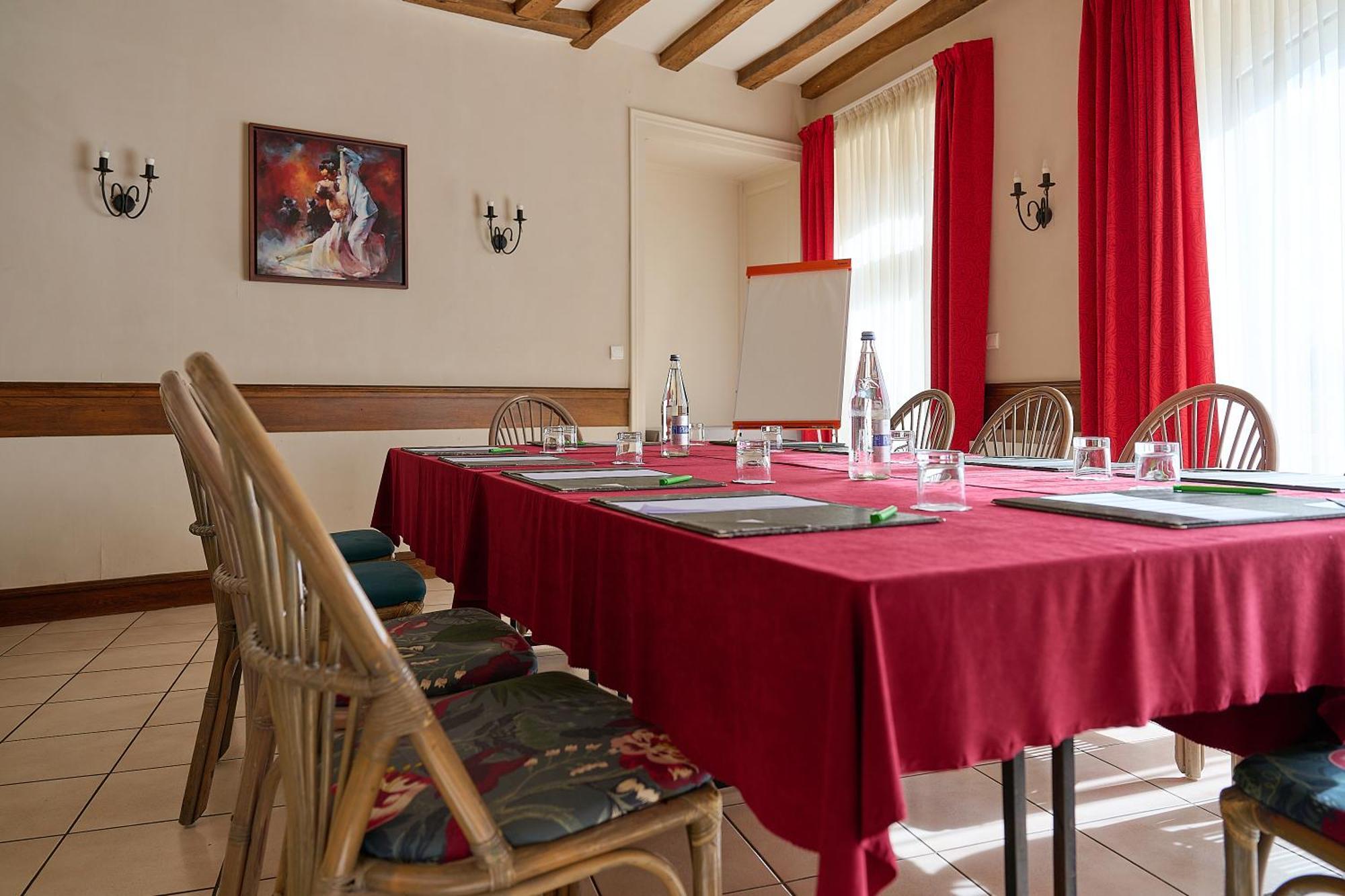 Logis L'Ermitage Hotel & Restaurant Saulges ภายนอก รูปภาพ