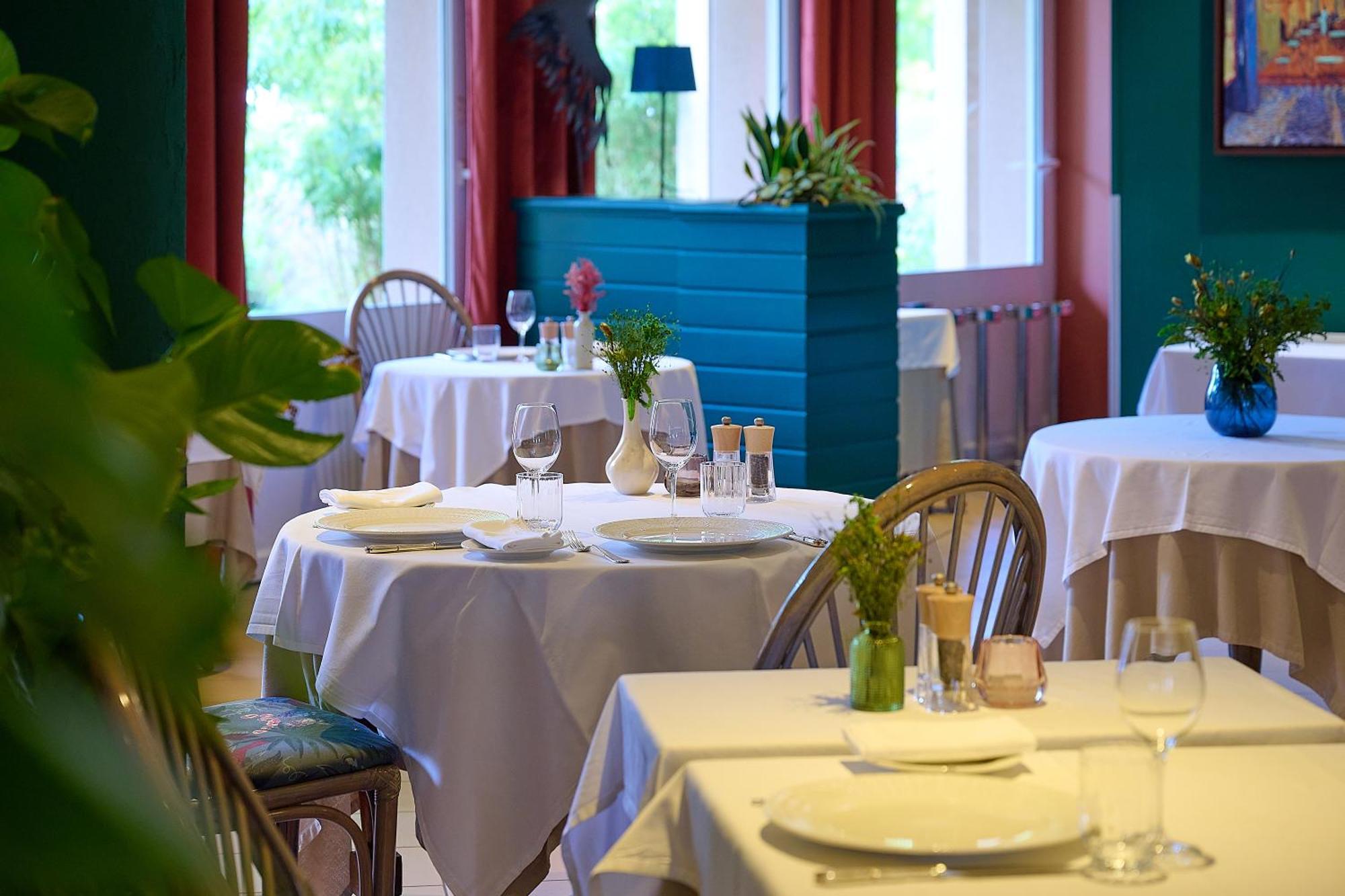Logis L'Ermitage Hotel & Restaurant Saulges ภายนอก รูปภาพ