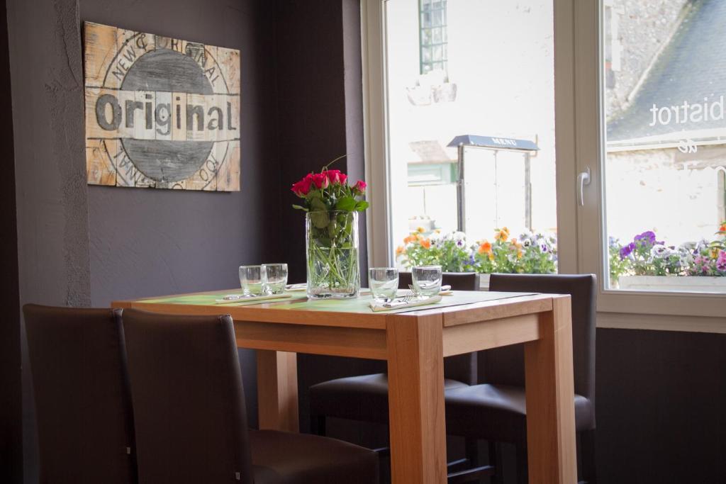 Logis L'Ermitage Hotel & Restaurant Saulges ภายนอก รูปภาพ