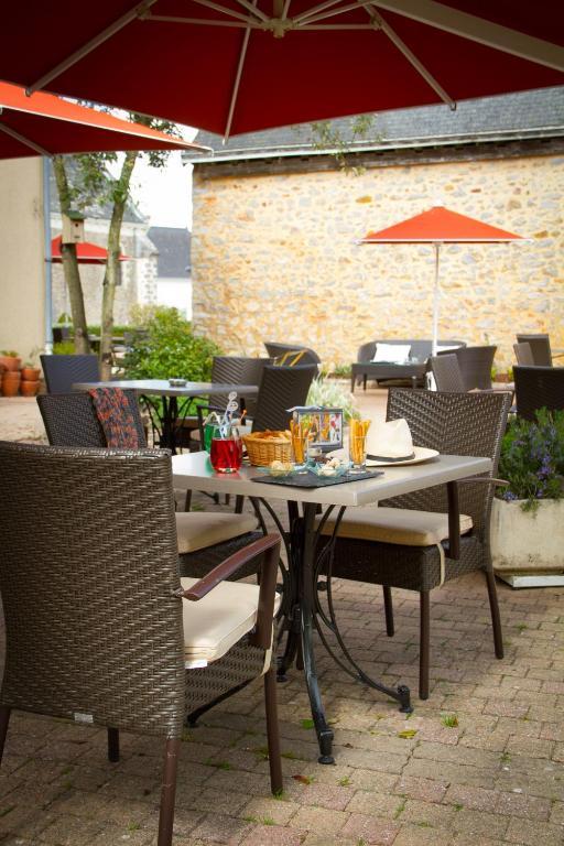 Logis L'Ermitage Hotel & Restaurant Saulges ภายนอก รูปภาพ