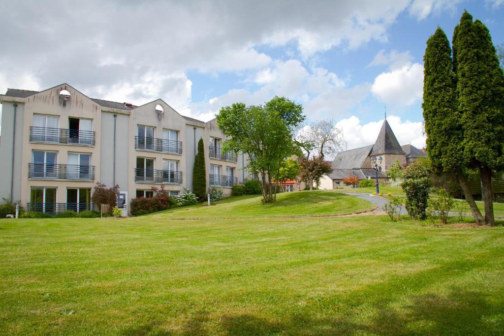 Logis L'Ermitage Hotel & Restaurant Saulges ภายนอก รูปภาพ