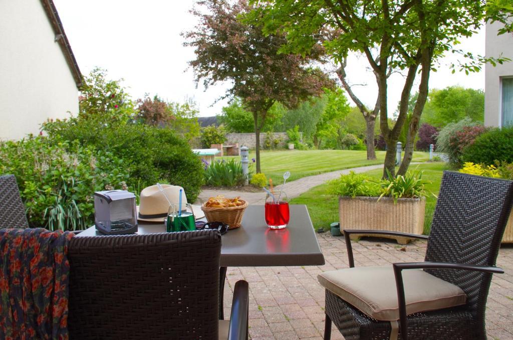 Logis L'Ermitage Hotel & Restaurant Saulges ภายนอก รูปภาพ