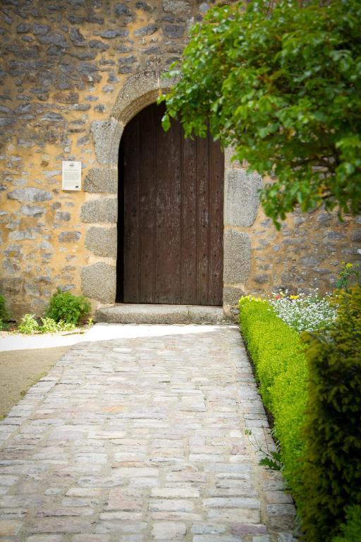 Logis L'Ermitage Hotel & Restaurant Saulges ภายนอก รูปภาพ