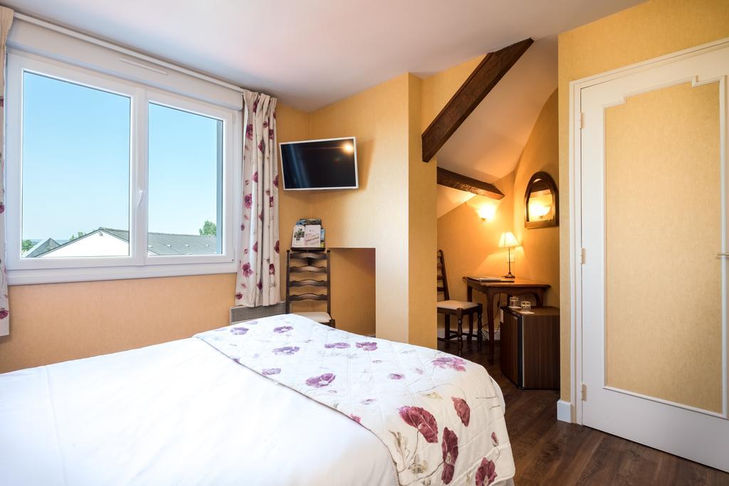 Logis L'Ermitage Hotel & Restaurant Saulges ภายนอก รูปภาพ