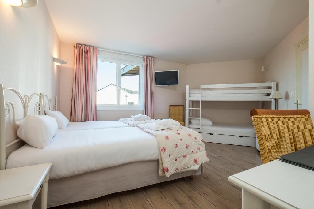 Logis L'Ermitage Hotel & Restaurant Saulges ภายนอก รูปภาพ
