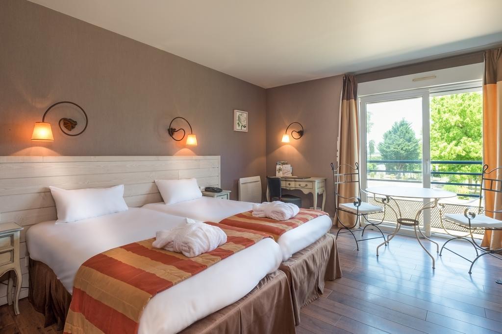 Logis L'Ermitage Hotel & Restaurant Saulges ภายนอก รูปภาพ