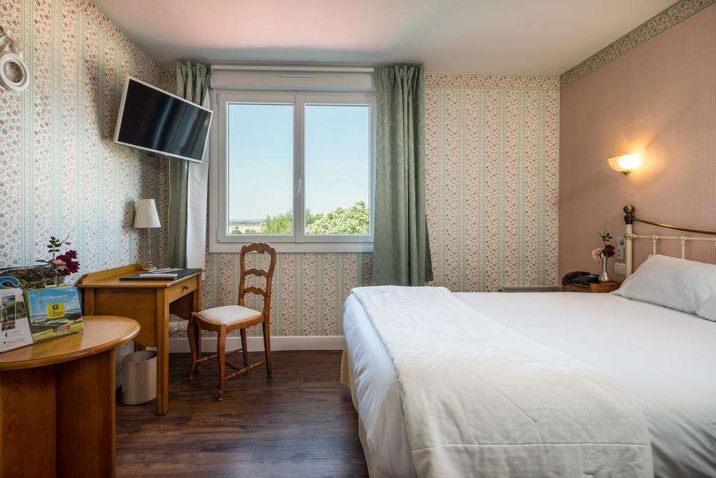 Logis L'Ermitage Hotel & Restaurant Saulges ภายนอก รูปภาพ