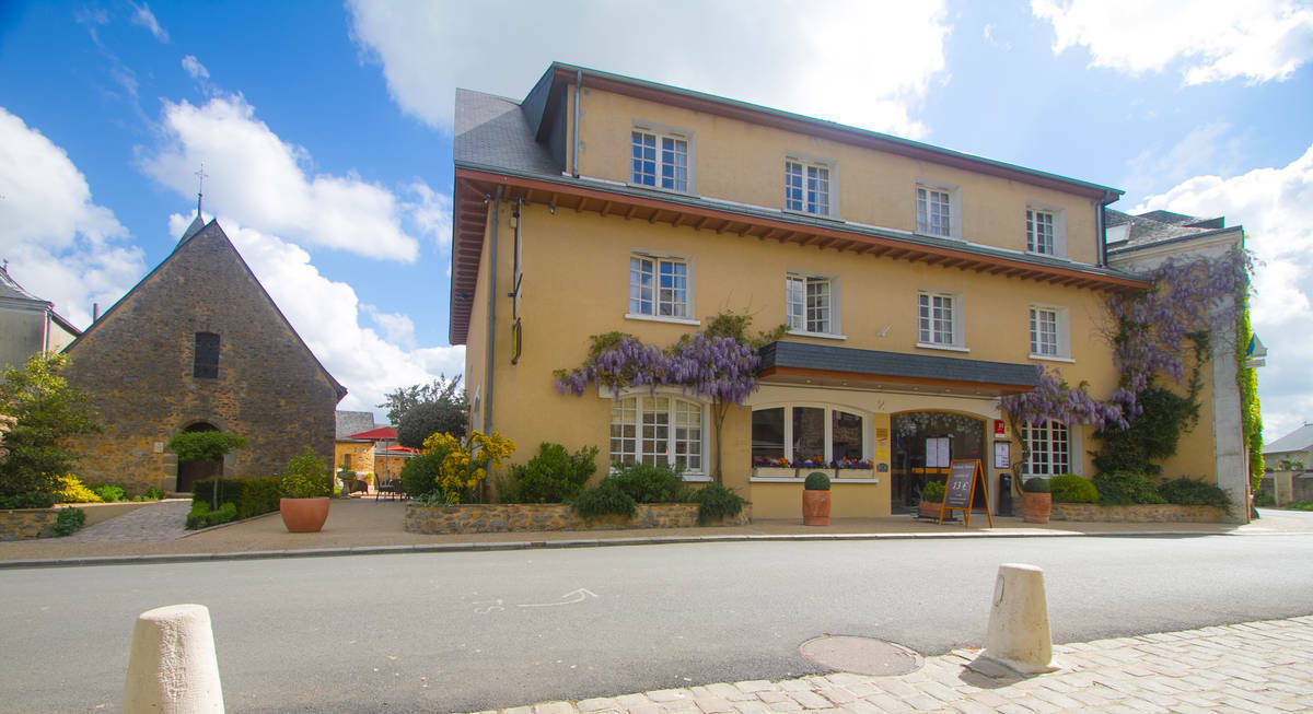 Logis L'Ermitage Hotel & Restaurant Saulges ภายนอก รูปภาพ