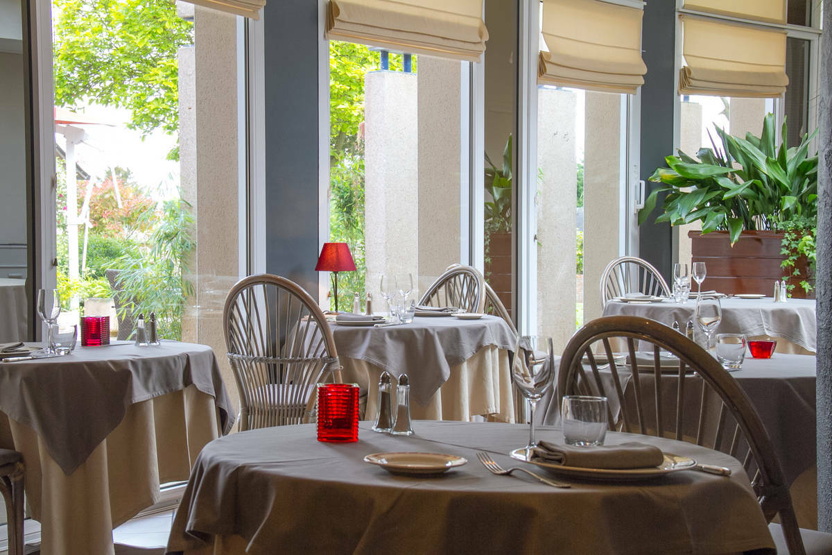 Logis L'Ermitage Hotel & Restaurant Saulges ภายนอก รูปภาพ
